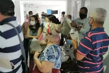Aglomeraciones de adultos mayores en Barranquilla, para recibir vacuna  contra el coronavirus - Infobae