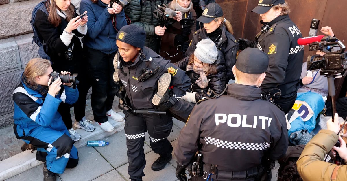 Here’s how they took Greta Thunberg during the eviction of an environmental protest in Norway