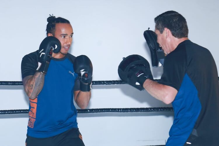 Lewis Hamilton entrenando boxeo con Julio César Chávez