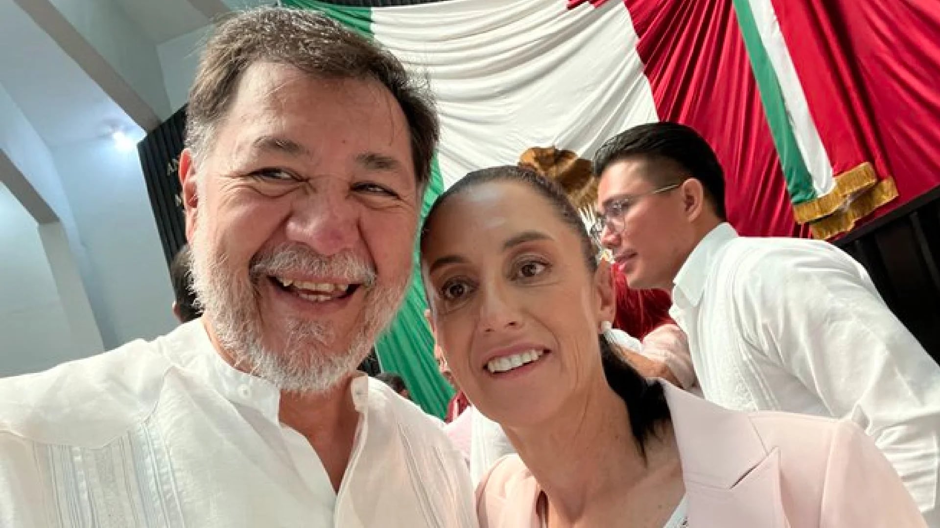 Gerardo Fernández Noroña y Claudia Sheinbaum se tomaron una selfie en ceremonia de Quintana Roo (Foto: Twitter / @fernandeznorona)