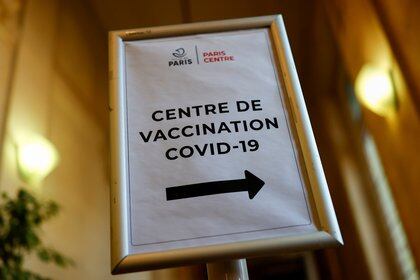 Un cartel indicando la dirección correcta para llegar a un centro de vacunación contra el coronavirus en París, Francia (Reuters)