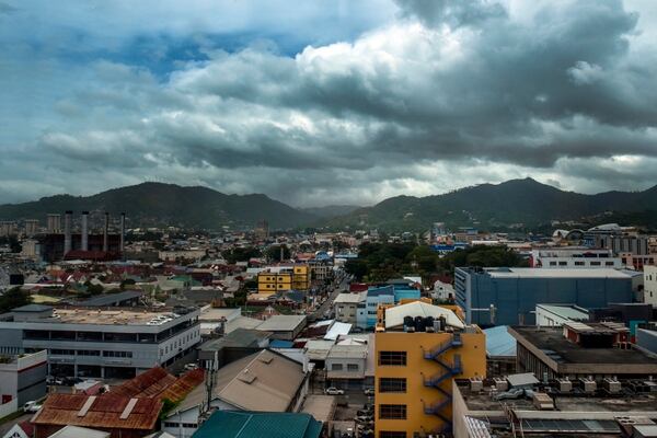 La isla de Trinidad y Tobago, cuya capital es Puerto EspaÃ±a, estÃ¡ a pocos kilÃ³metros de la costa de Venezuela (The Washington Post / Jahi Chikwendiu)