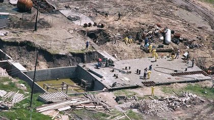 Investigadores trabajan en las ruinas del rancho para poder determinar las razones del inicio del incendio que acabó con la vida de varios miembros de la secta incluído su líder. Ron Heflin/AP