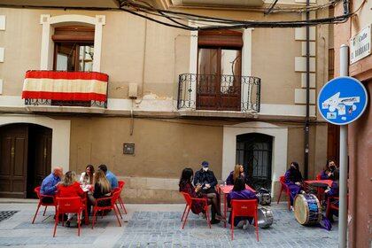 FOTO DE ARCHIVO: Varias personas sentadas a las mesas de la terraza de un restaurante durante la Semana Santa en Calanda, provincia de Teruel, Aragón, España, el 2 de abril de 2021. REUTERS/Susana Vera