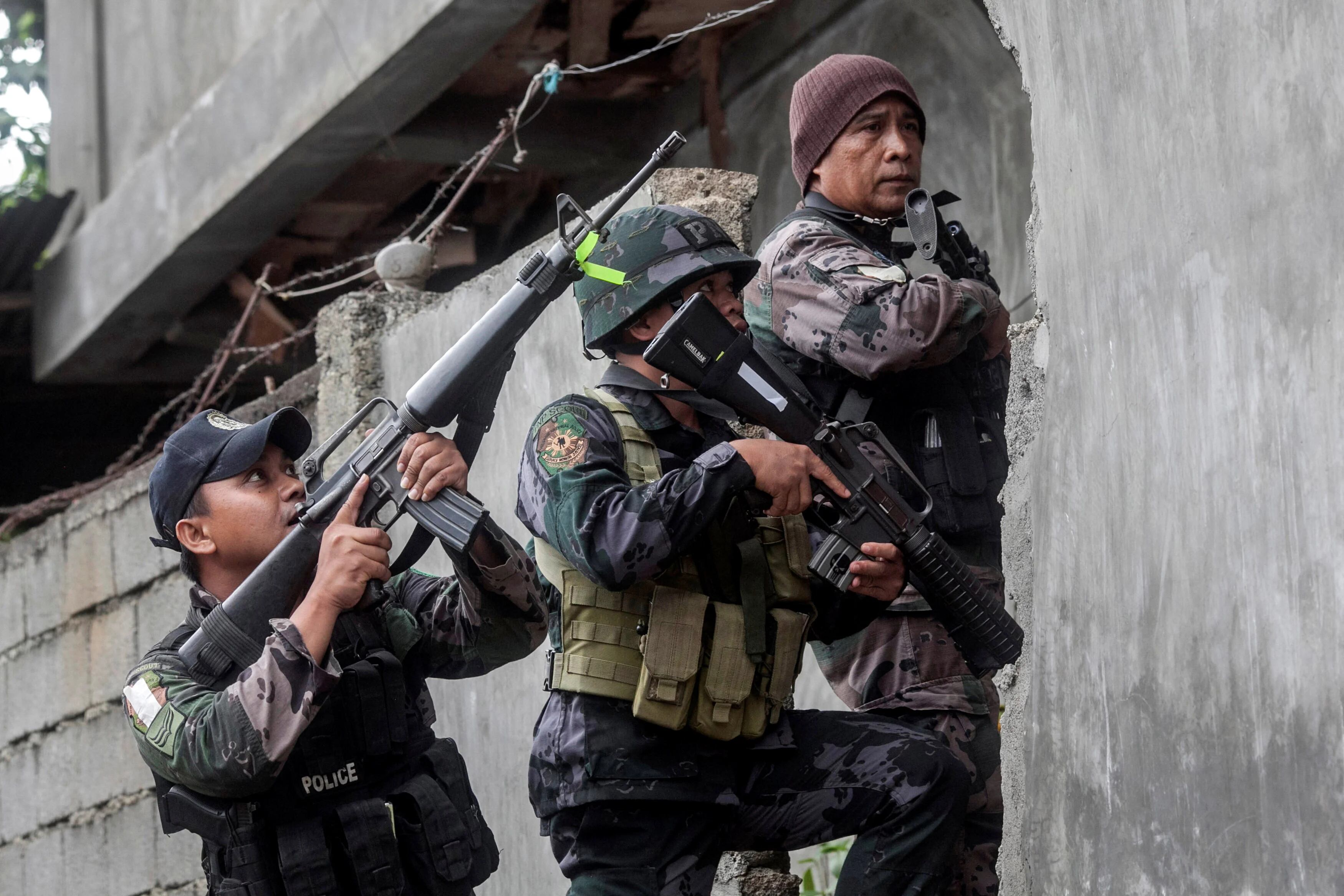 El ejército filipinos durante operaciones para desmantelar al grupo yihadista . (REUTERS)