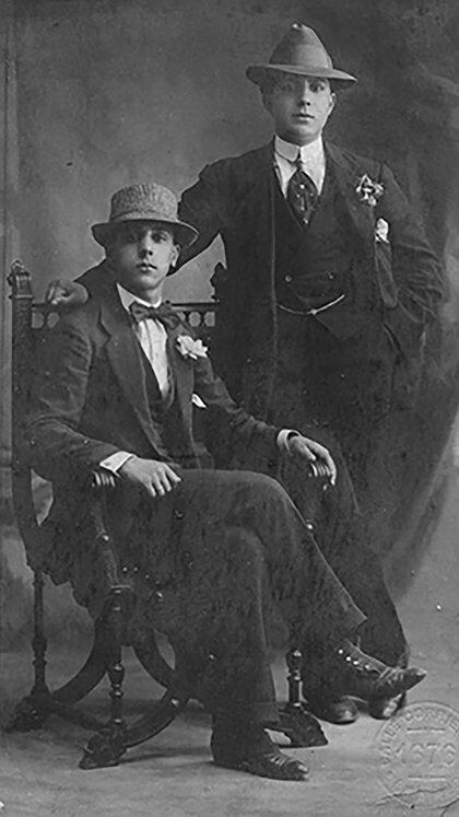 1912: Carlos Gardel de pie y su amigo Alfredo Ferrari ambos posando en un estudio fotográfico “para la posteridad”. 