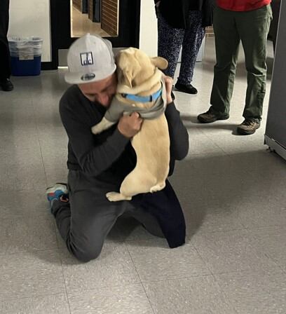 Gracias a la labor del departamento de policía, Elkin se reunió con su amada mascota
