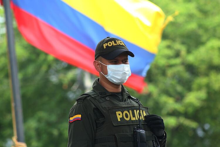 Policía colombiano utilizando mascarilla contra el coronavirus 