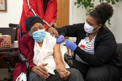 Bernice Bohannon, de 111 años de edad, recibe su vacuna en Indianápolis, Estados Unidos. 