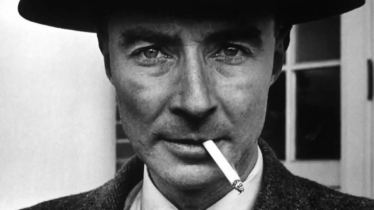“Me he convertido en la muerte, el destructor de mundos”: Oppenheimer, el científico retratado en las páginas de “Prometeo Americano”