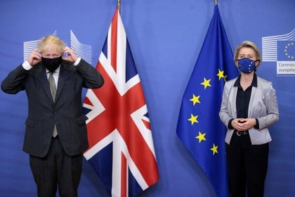 FOTO DE ARCHIVO: El primer ministro británico, Boris Johnson, junto con la Presidenta de la Comisión Europea, Ursula von der Leyen, en Bruselas, Bélgica, el 9 de diciembre de 2020. Olivier Hoslet/Pool vía REUTERS