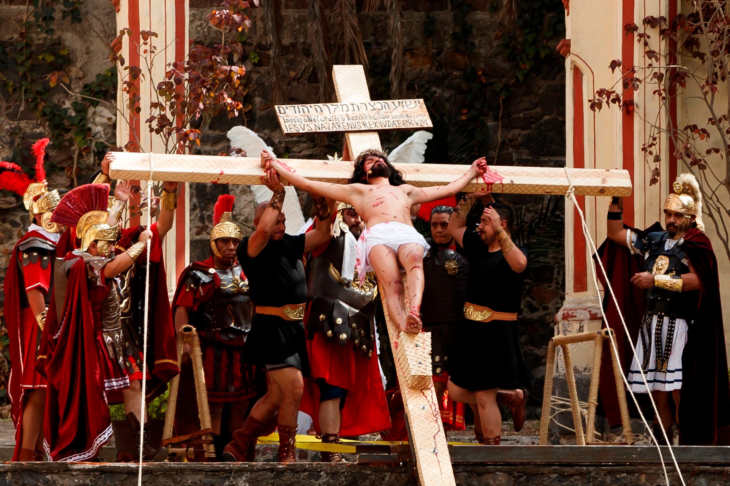 Ciudadanos participan en la representación de la Pasión de Cristo este Viernes Santo, en la alcaldía de Iztapalapa, en Ciudad de México. (EFE/ José Méndez)