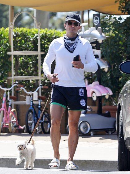 Orlando Bloom salió a caminar junto su mascota por las calles de Santa Bárbara. El actor, además, aprovechó y desayunó en un bar junto con su hijo Flynn