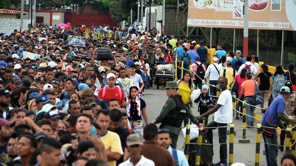 Ciudadanos venezolanos cruzando la frontera con Colombia (AFP PHOTO / GEORGE CASTELLANOS)