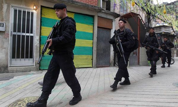 Agentes de la Policía de Brasil patrullan por una favela de Río de Janeiro (Reuters)