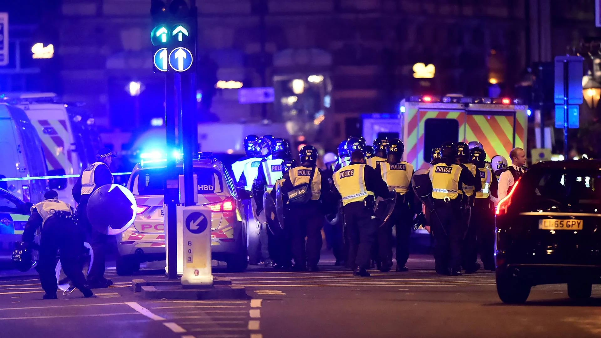 El London Bridge fue cerrado después de que una camioneta blanca atropellara a varios peatones (Reuters)