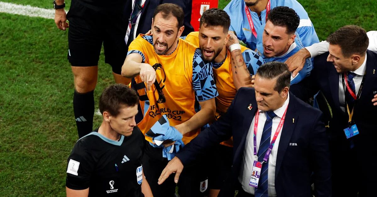 A reclamação de Diego Godín ao árbitro iraniano que se desculpou por sua atuação no Uruguai-Portugal: “Que eles admitam erros que te deixam fora da Copa do Mundo é grave”