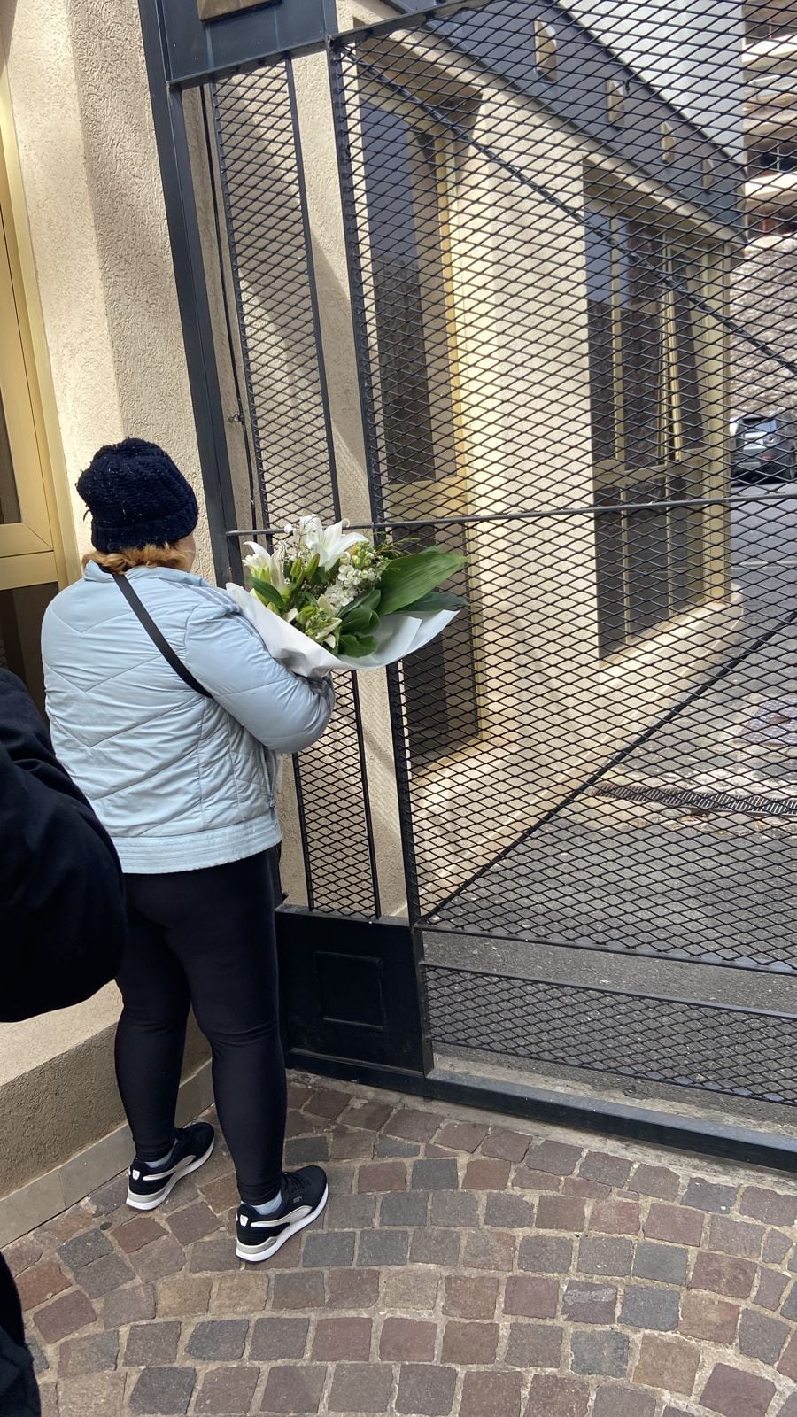 Sus seguidores le dejan flores en la puerta de la casa velatoria 