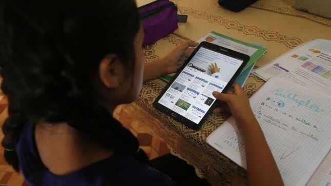Una menor haciendo una tarea con una tablet leyendo un libro electrónico. (foto: Gobierno del Perú)