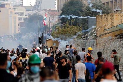 Miles de libaneses se manifiestan tras las explosiones que dejaron más de 150 muertos y 5.000 heridos (REUTERS/Thaier Al-Sudani)