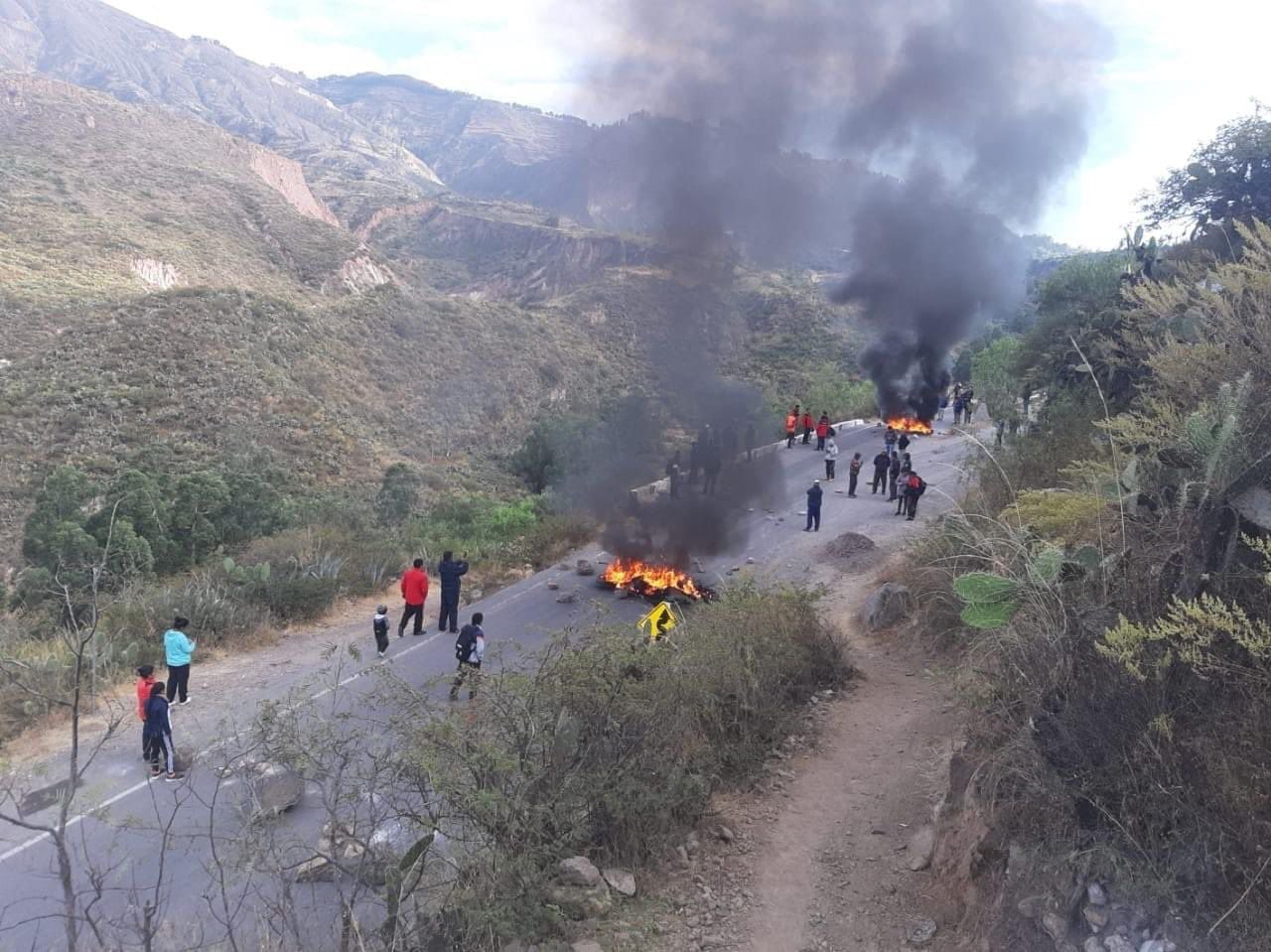 En la provincia de Cangallo se bloquearon varios tramos de la carretera