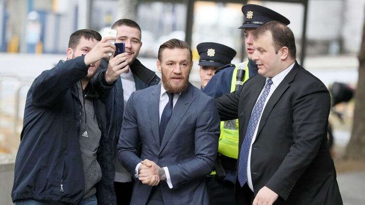 Conor McGregor se presentó ante la corte por agredir a un hombre en un bar de Dublin (AP)