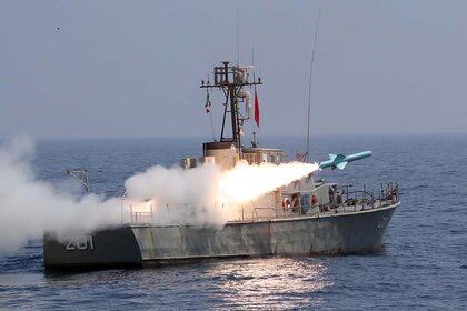 Un misil es lanzado durante el ejercicio militar anual de Irán en el Golfo de Omán (West Asia News Agency)