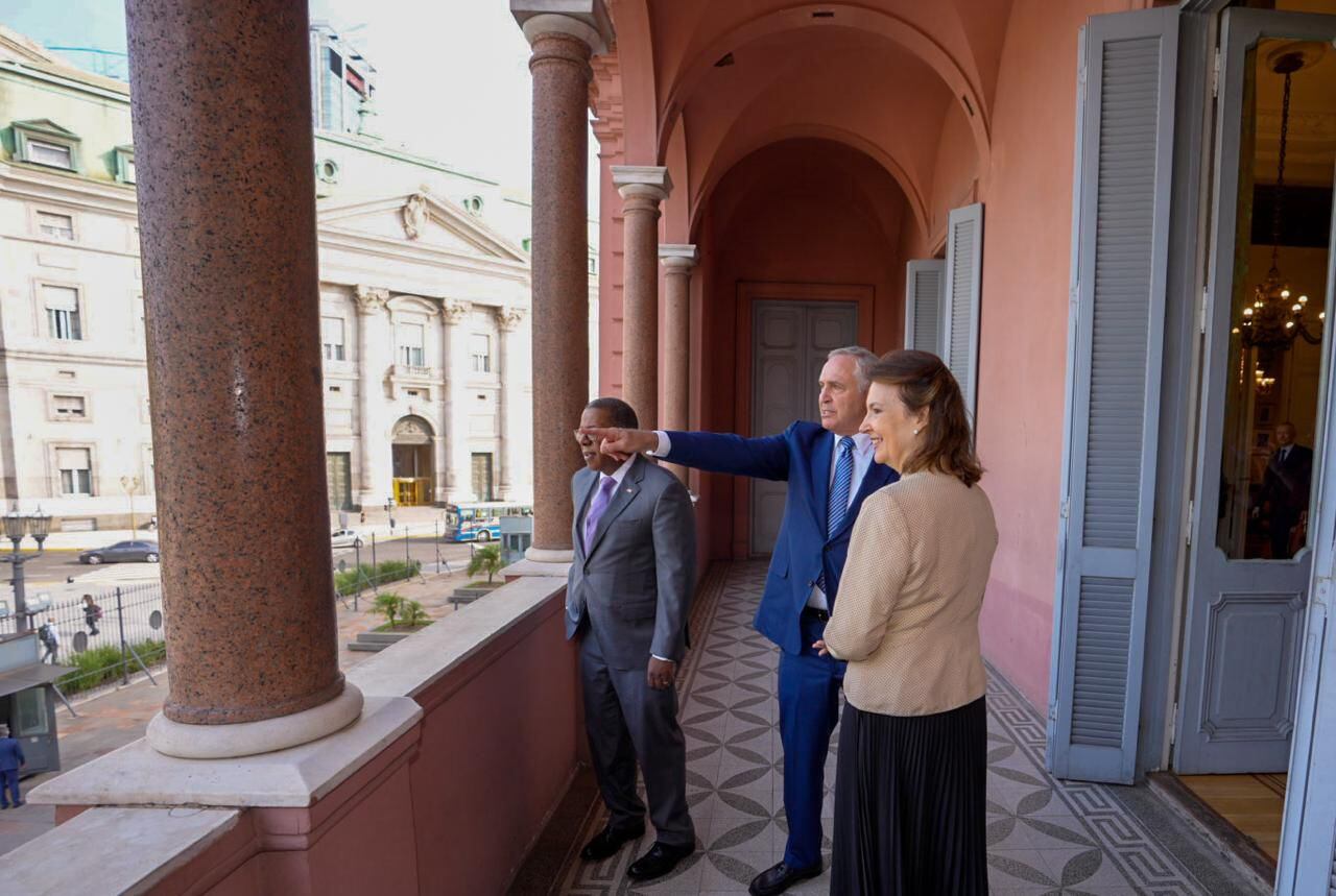 Brian Nichols con Diana Mondino y el embajador Stanley en el balcón de Casa Rosada