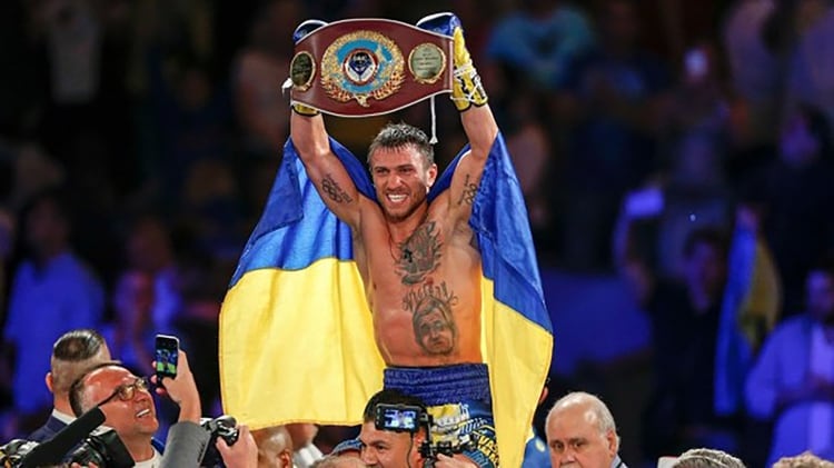 Vasyl Lomachenko festeja con la bandera ucraniana