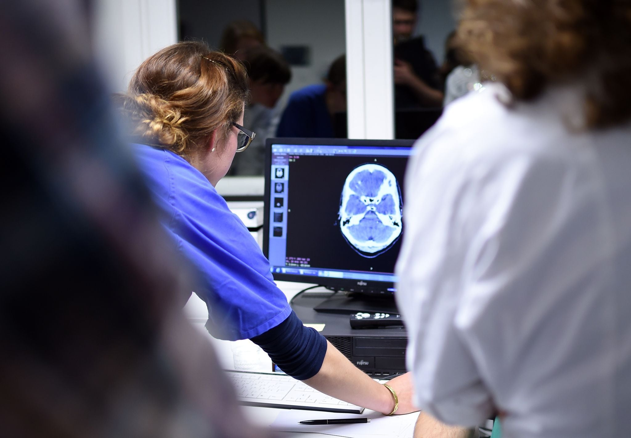 Médicos analizan imágenes mediante tomografías (Foto: Britta Pedersen/dpa)