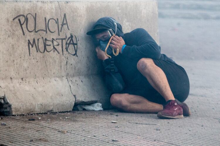 Manifestante durante las protestas en Chile (AFP)