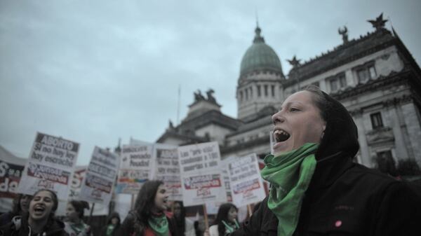 Manifestantes a favor de legalizar el aborto frente al Congreso (Manuel Cortina)