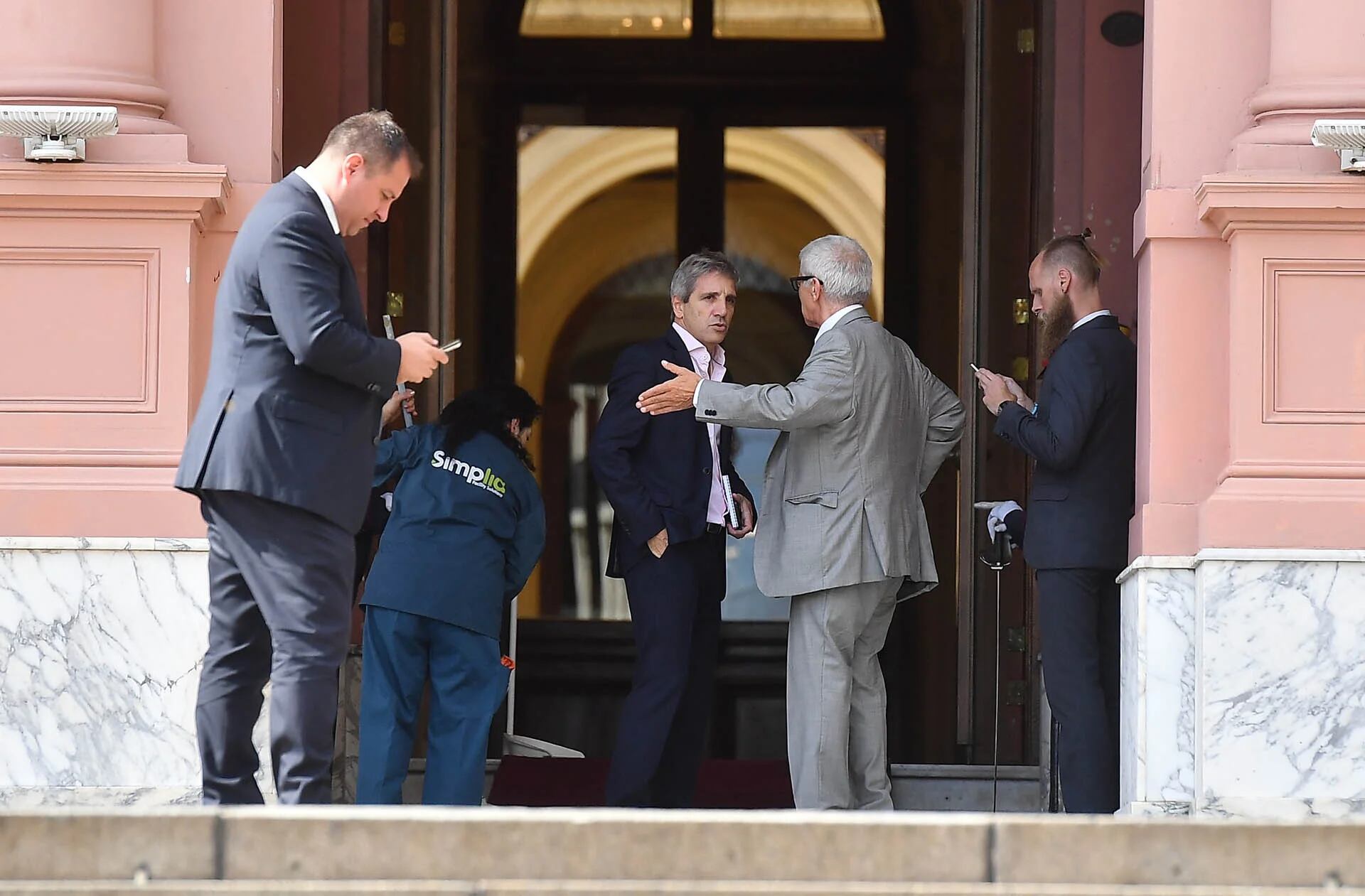 Un hombre camina frente al Ministerio de Economía en Buenos Aires