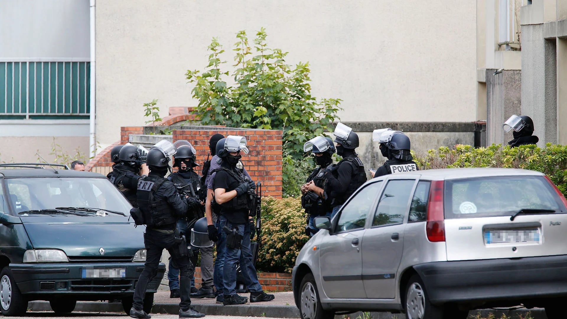 Una operación policial se llevó a cabo en el domicilio de uno de los terroristas abatidos por la policía (AFP)