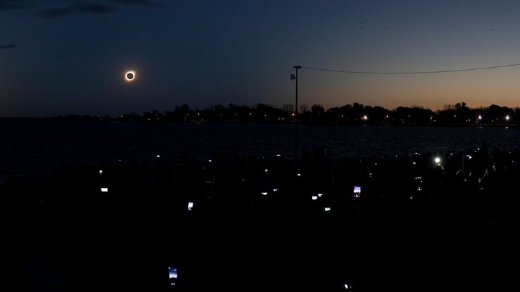 En el eclipse anular, la luna cruza justo por enfrente del sol, pero el disco lunar no bloquea al Sol por completo (Foto: Archivo)