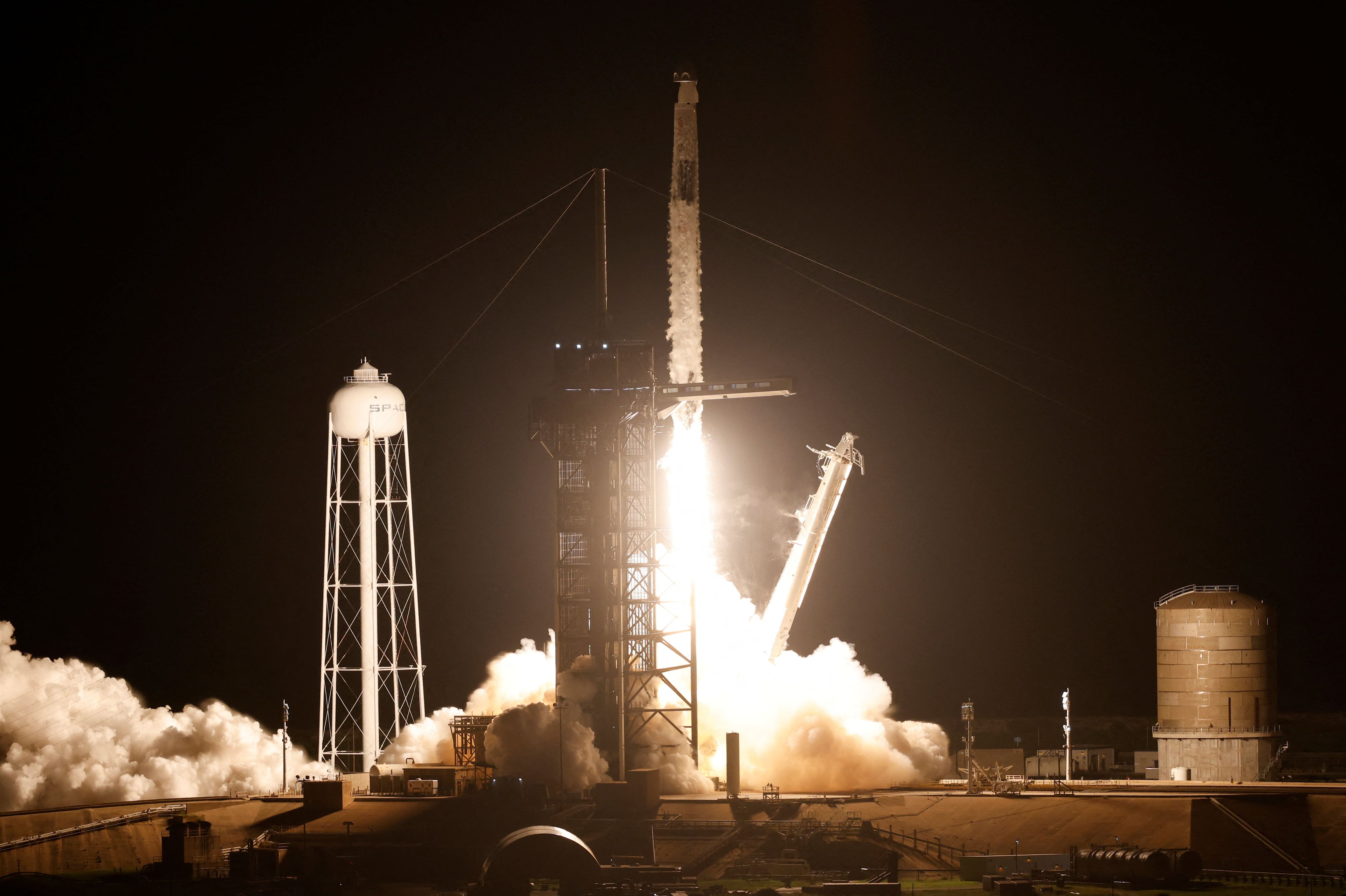 Un cohete Falcon 9 despega en la misión SpaceX Crew-7 de la NASA, con cuatro tripulantes a la Estación Espacial Internacional (ISS), desde el Centro Espacial Kennedy en Cabo Cañaveral, Florida, EE.UU., 26 de agosto de 2023. REUTERS/Joe Skipper
