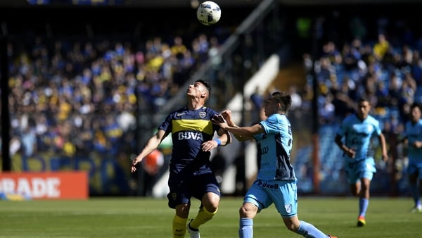 Cristian Pavón lucha por una pelota ante Temperley (DyN)