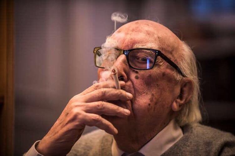 Andrea Camilleri y su inseparable cigarrillo. El escritor italiano murió en Roma a los 93 años