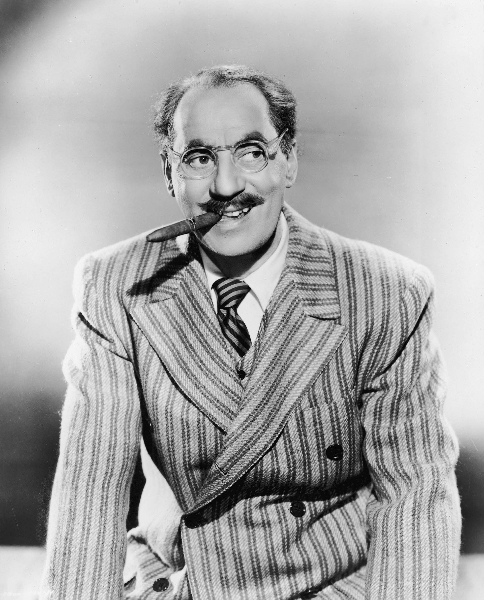 Groucho Marx, con su caracterÃ­stico puro pero sin el bigote maquillado, en 1945 (Photo by Pictorial Parade/Getty Images)