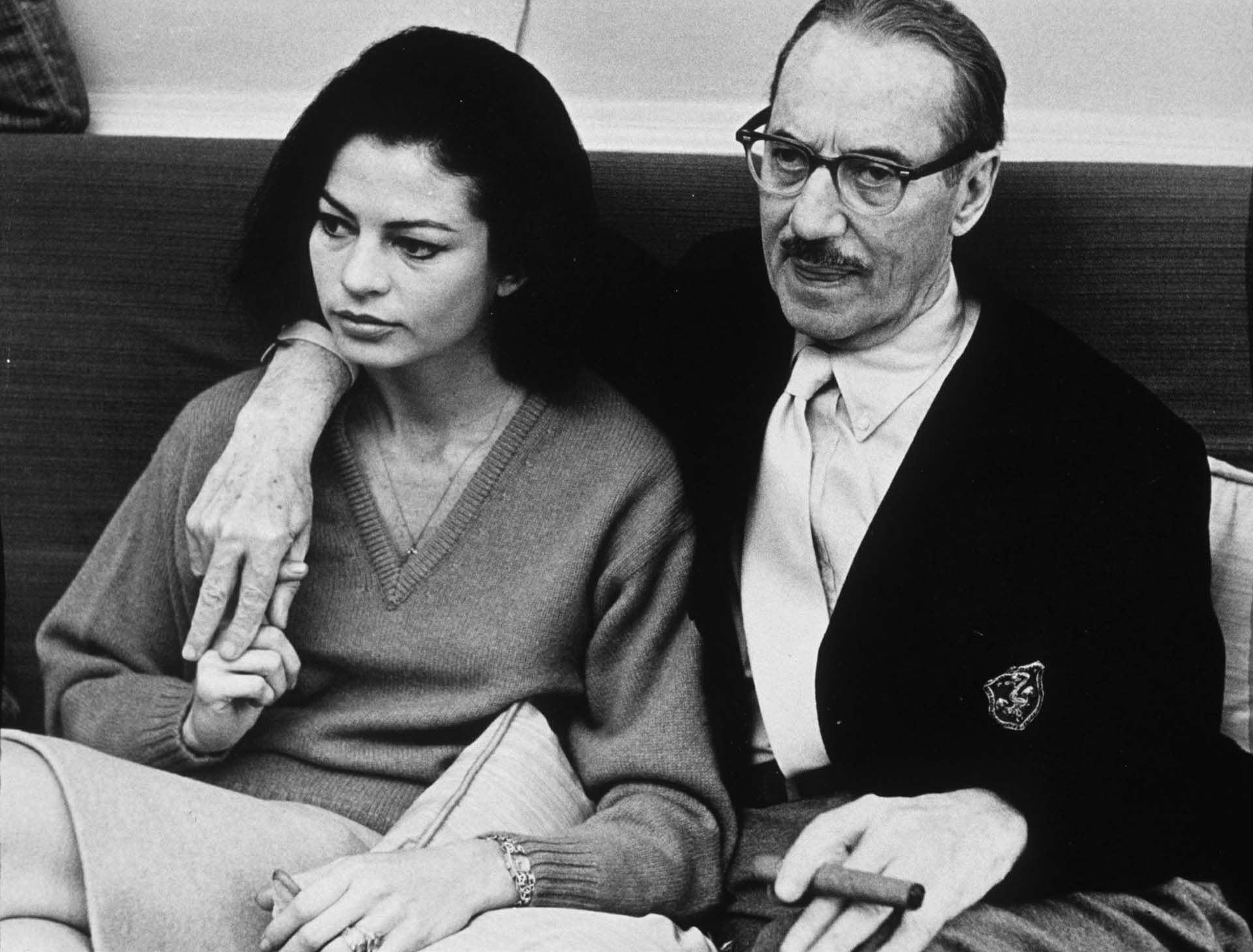 Groucho  y su Ãºltima esposa, la actriz Erin Fleming, en 1981 (Photo by Michael Ward/Getty Images)