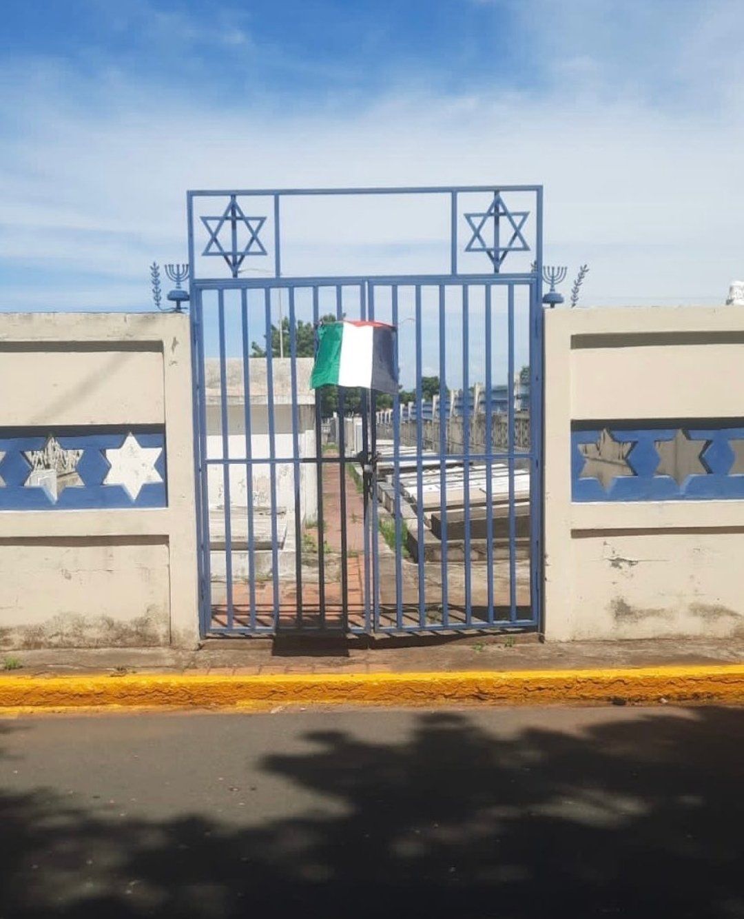 La bandera palestina en la reja del sector judío del cementerio