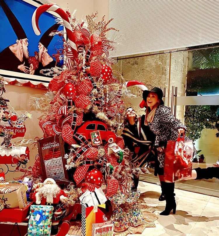 Aracely sonriente frente a un árbol (IG: aracelyarambula)