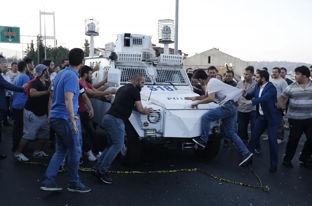 Civiles contra vehículos de las fuerzas de seguridad (AP)