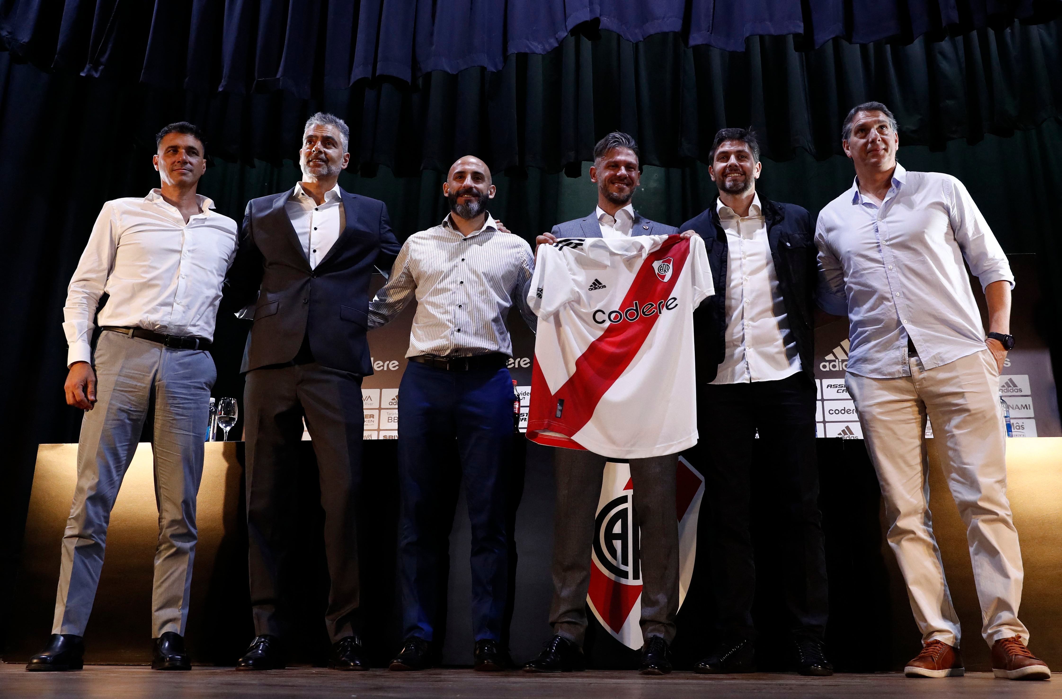 El cuerpo técnico de Martín Demichelis (Foto: Reuters/Agustin Marcarian)