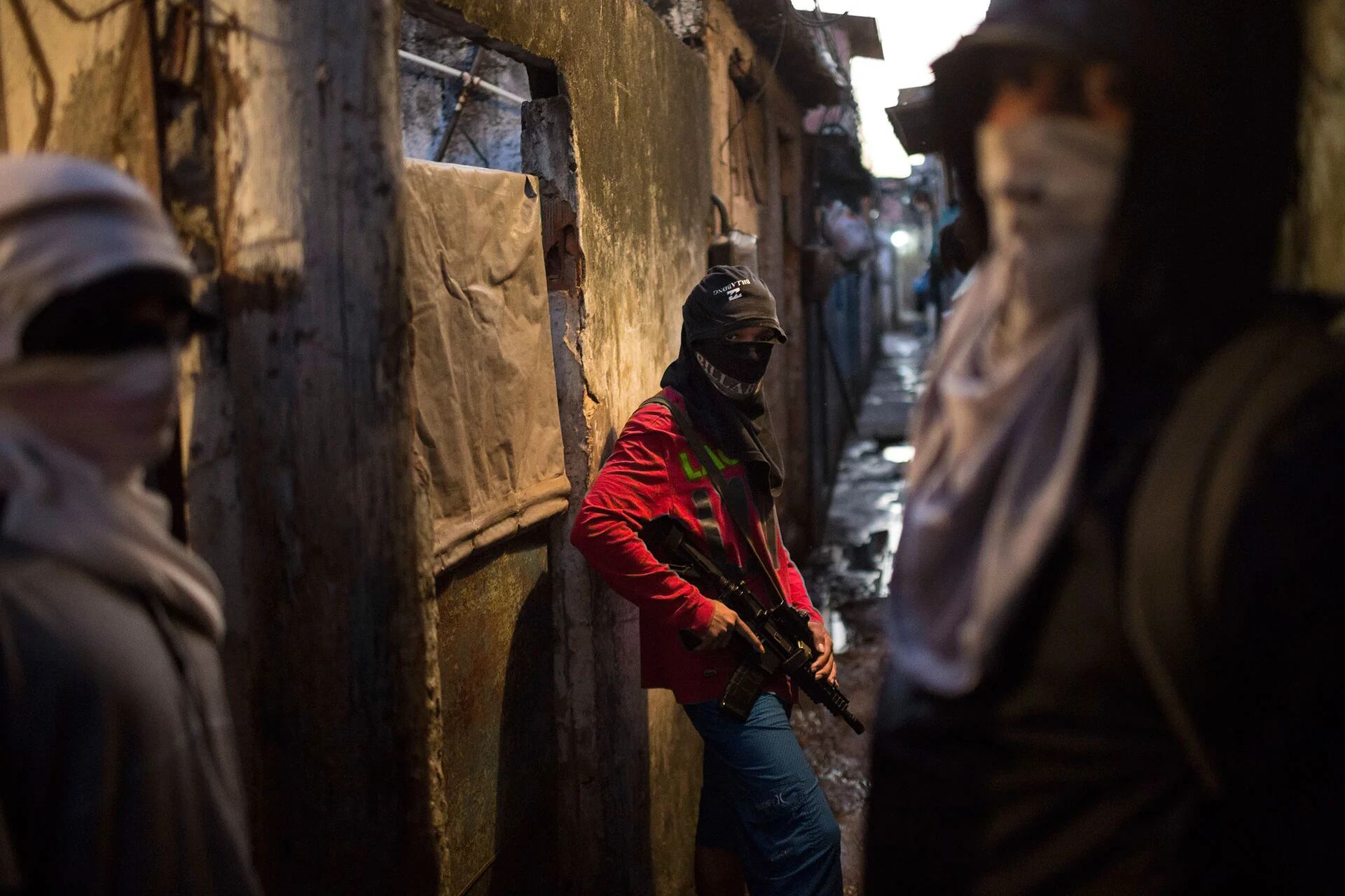 En la imagen, tomada el pasado 11 de julio, adolescentes enmascarados posan sosteniendo sus armas en una favela de Río de Janeiro. Están al servicio de los distribuidores de la droga (AP)