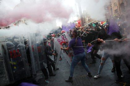La Avenida Juárez fue escenario de los cruces más duros de las manifestaciones (Foto: Carlos Jasso / Reuters)