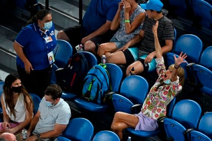 Una espectadora le hizo gestos obscenos a Nadal y fue expulsada del estadio (Foto: EFE)