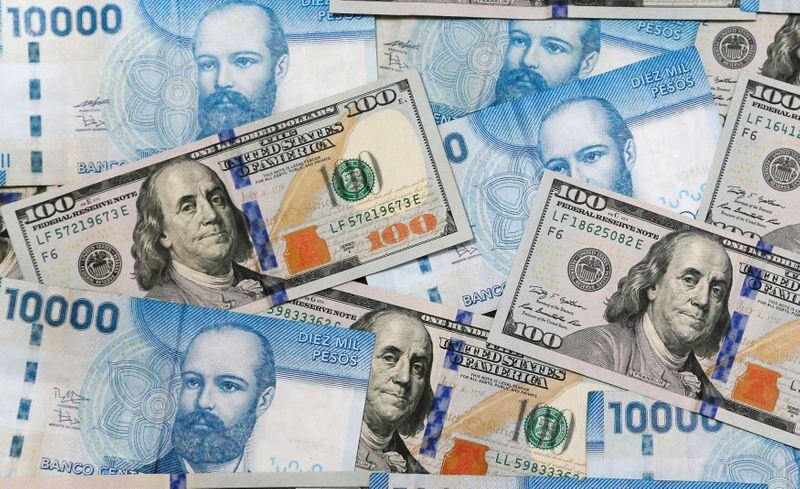 Imagen de archivo ilustrativa de billetes de 100 dólares y billetes de 10.000 pesos chilenos tomada el 1 de agosto, 2016. REUTERS/Rodrigo Garrido/Ilustración/Archivo