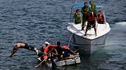 La guardia costera cubana detiene a un grupo de balseros que intentaban llegar a Florida (AP/Archivo)