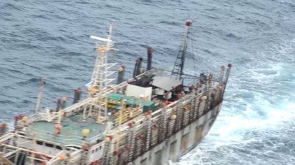 Otra de las fotografías tomadas el pasado 10 de noviembre por personal de la Armada de Chile en medio de la fiscalización a los barcos chinos que transitan por el Pacífico